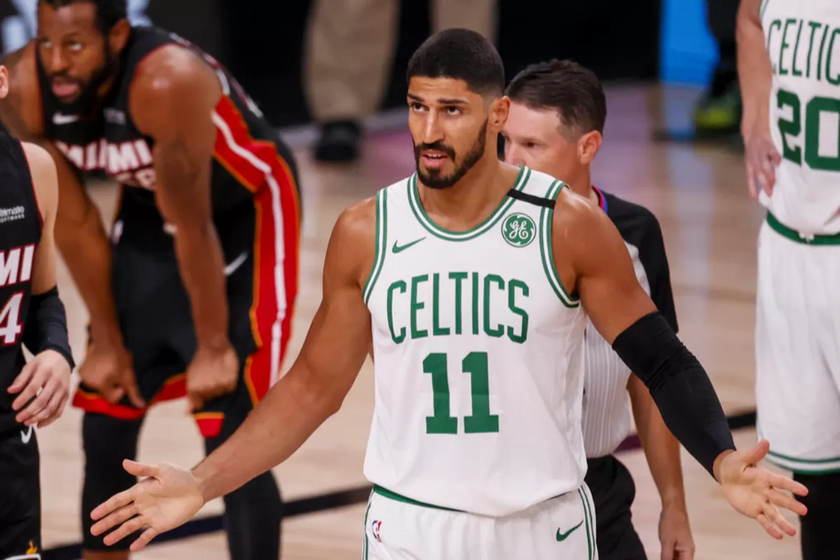 Una dintre vedetele campionatului american de baschet (NBA), turcul Enes Kanter, de la  Boston Celtics, a primit cetățenia Statelor Unite