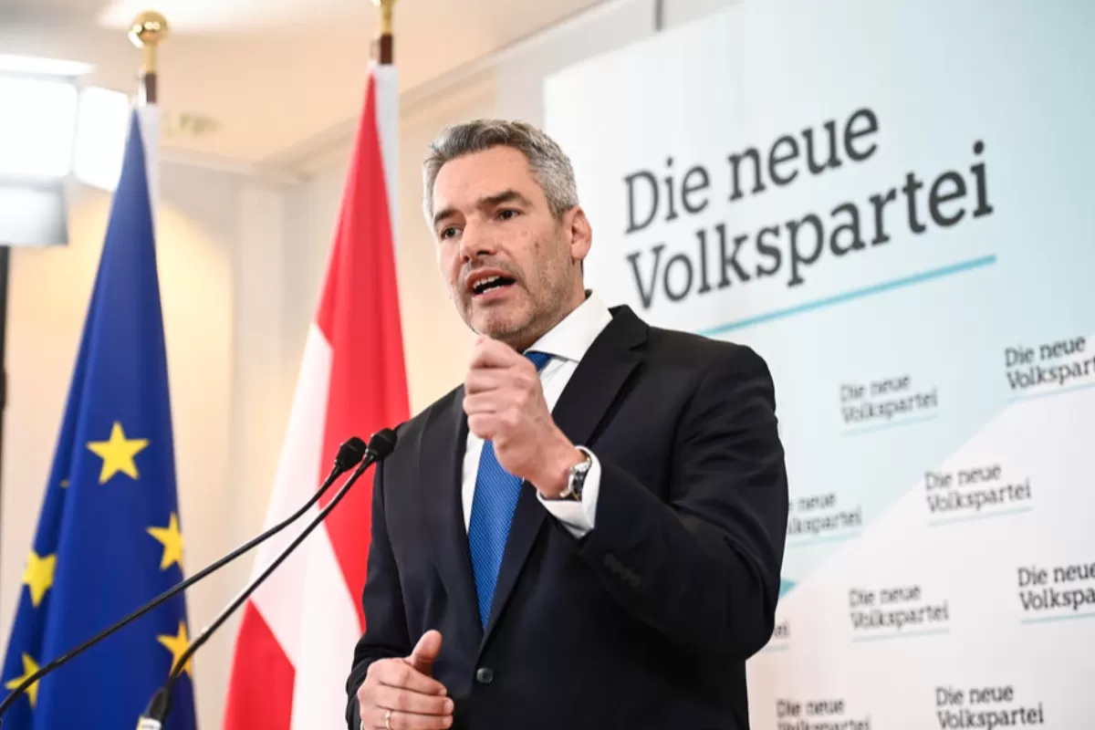 Ministrul de Interne, Karl Nehammer, e noul lider al dreptei austriece și viitor cancelar