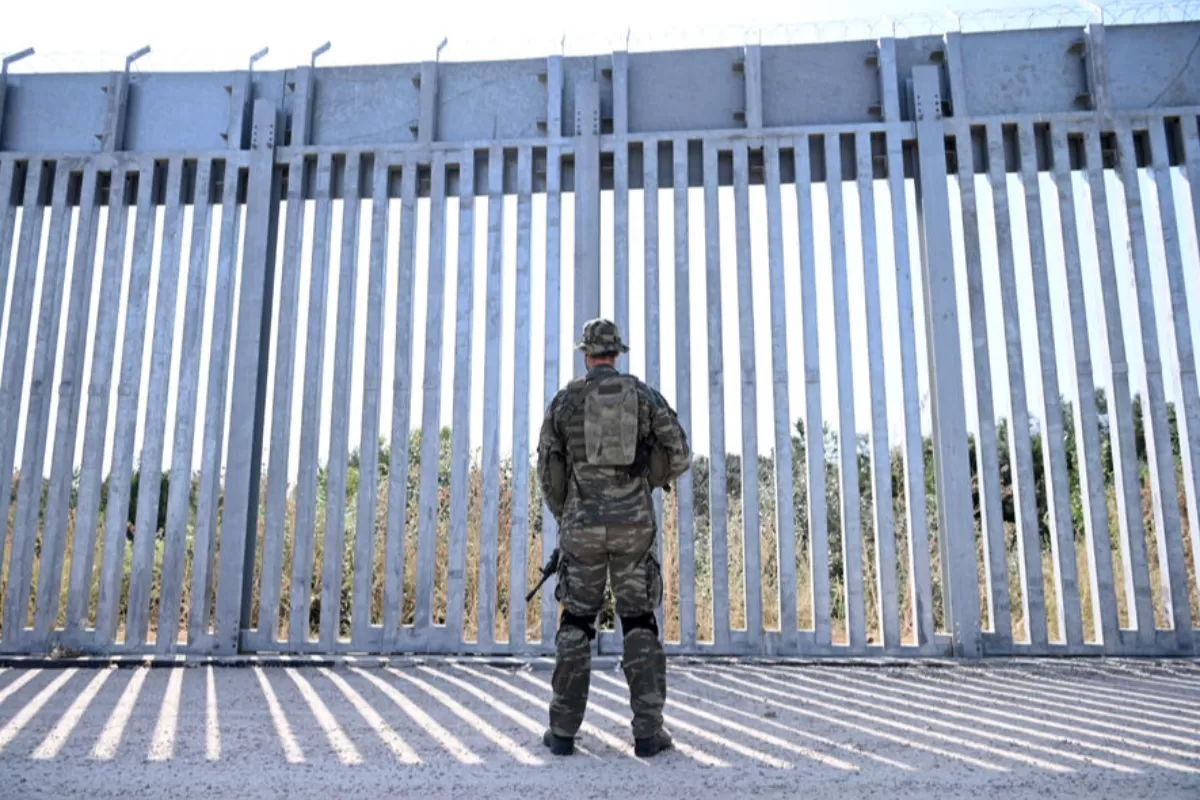 Autoritățile de la Atena au anunțat că un polițist grec, aflat în excursie în Turcia, a fost arestat fiindcă se afla la un metru de o zonă interzisă