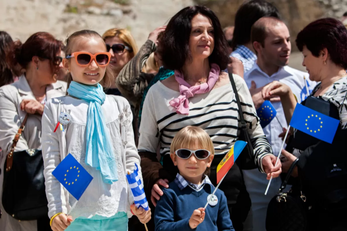 DEZINFORMARE: Puterea îi preferă pe moldovenii din diasporă celor din țară