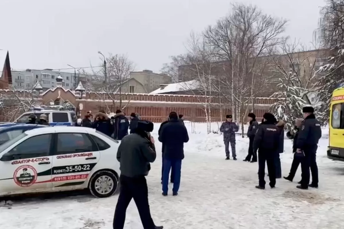 Zece adolescenți ruși au fost răniți, luni, după ce un fost elev al școlii ortodoxe organizate pe lângă o mănăstire a detonat bomba pe care o purta asupra lui