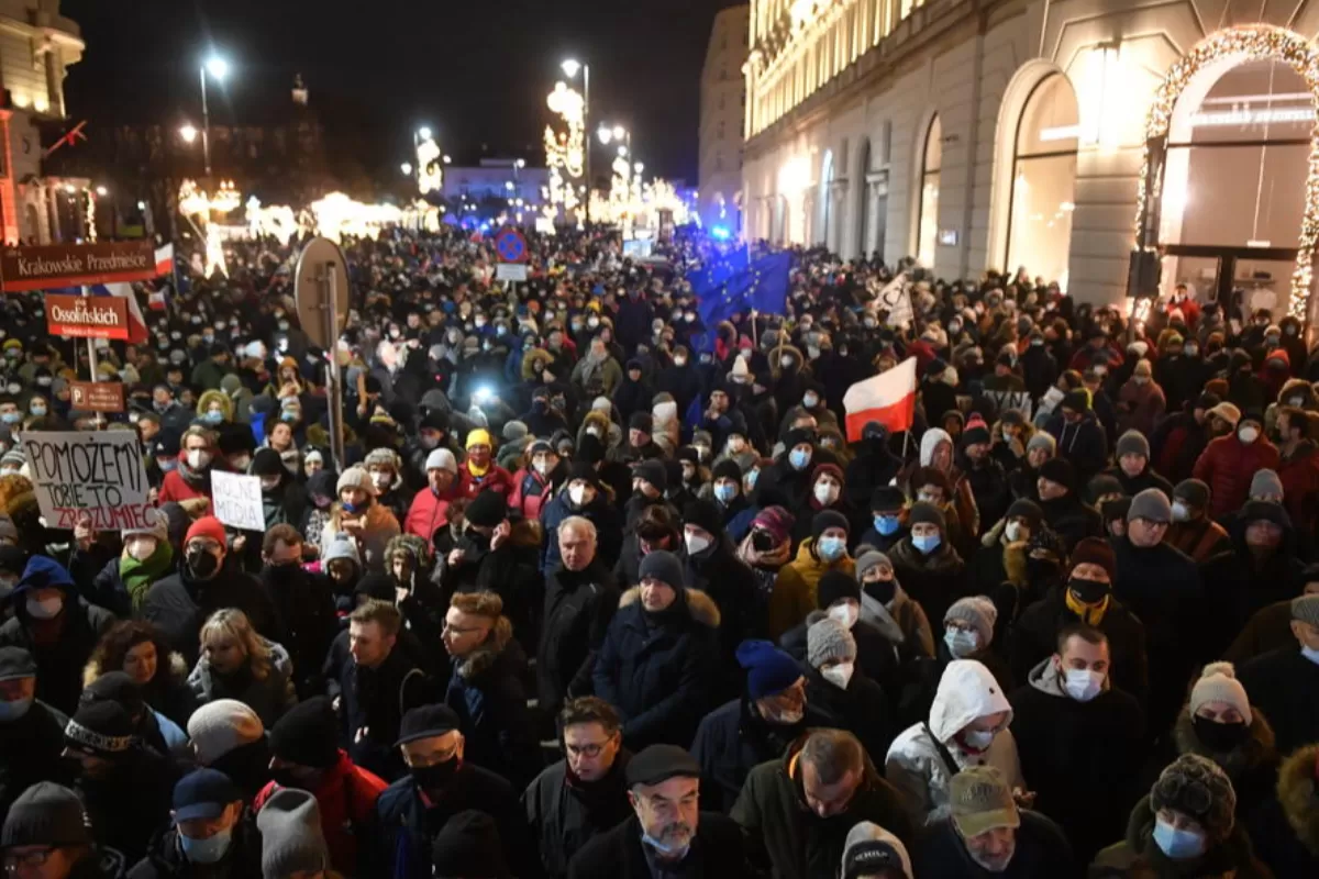 Experții cred că recentele acuzații privind spionarea opozanților politici din Polonia nu sunt decât vârful icebergului