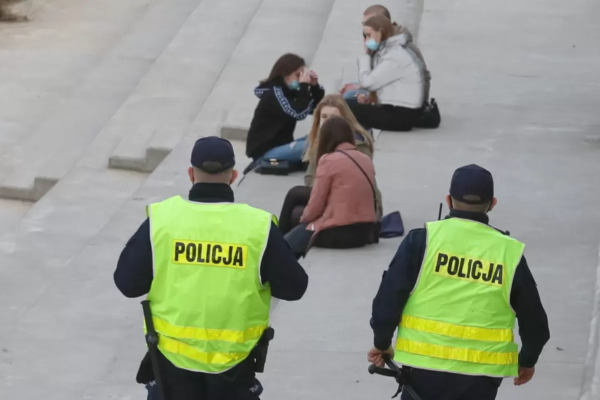 Polițiștii polonezi au arestat un bărbat condamnat pentru crimă, fugar de 20 de ani, fiindcă nu purta mască sanitară într-un magazin