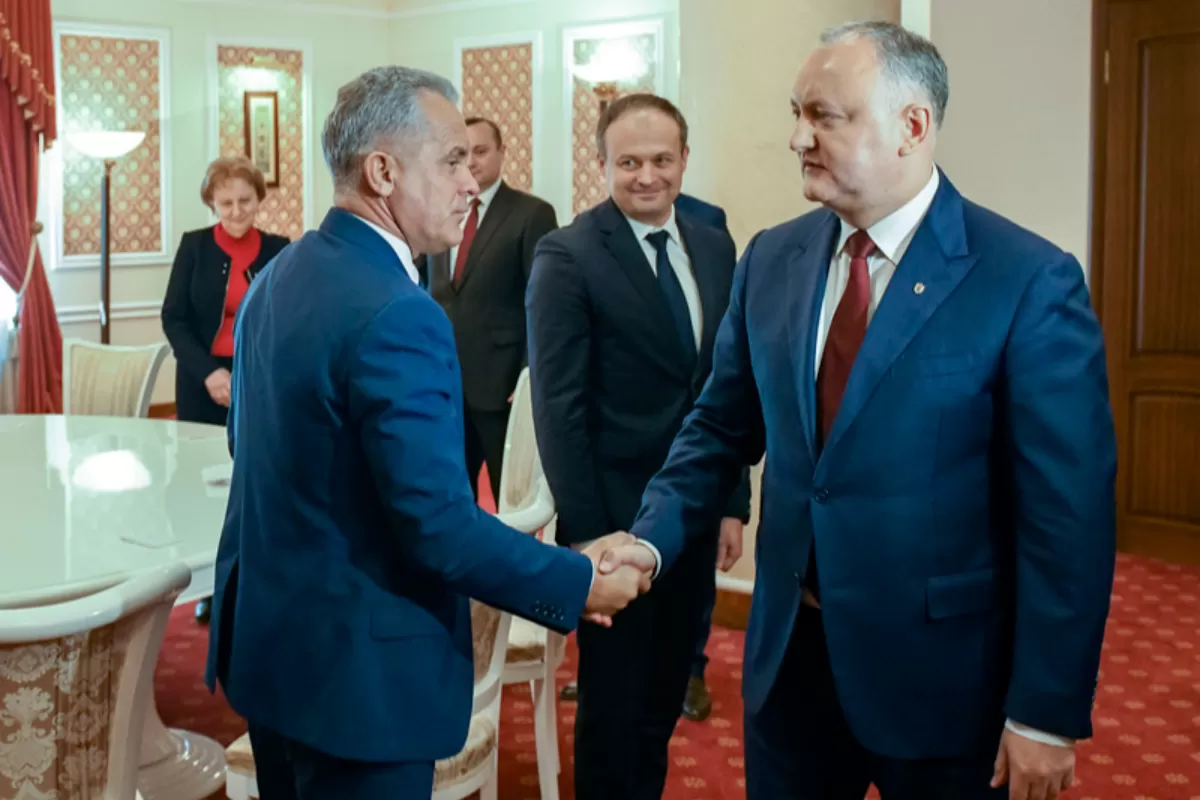 DEZINFORMARE: Igor Dodon a luat mită ca s-o împartă la săraci