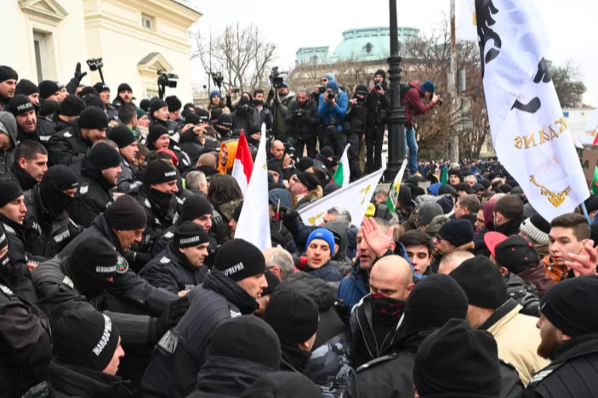 Manifestanți anti-vaccin au asediat sediul Parlamentului bulgar și au fost respinși de poliție după ciocniri violente
