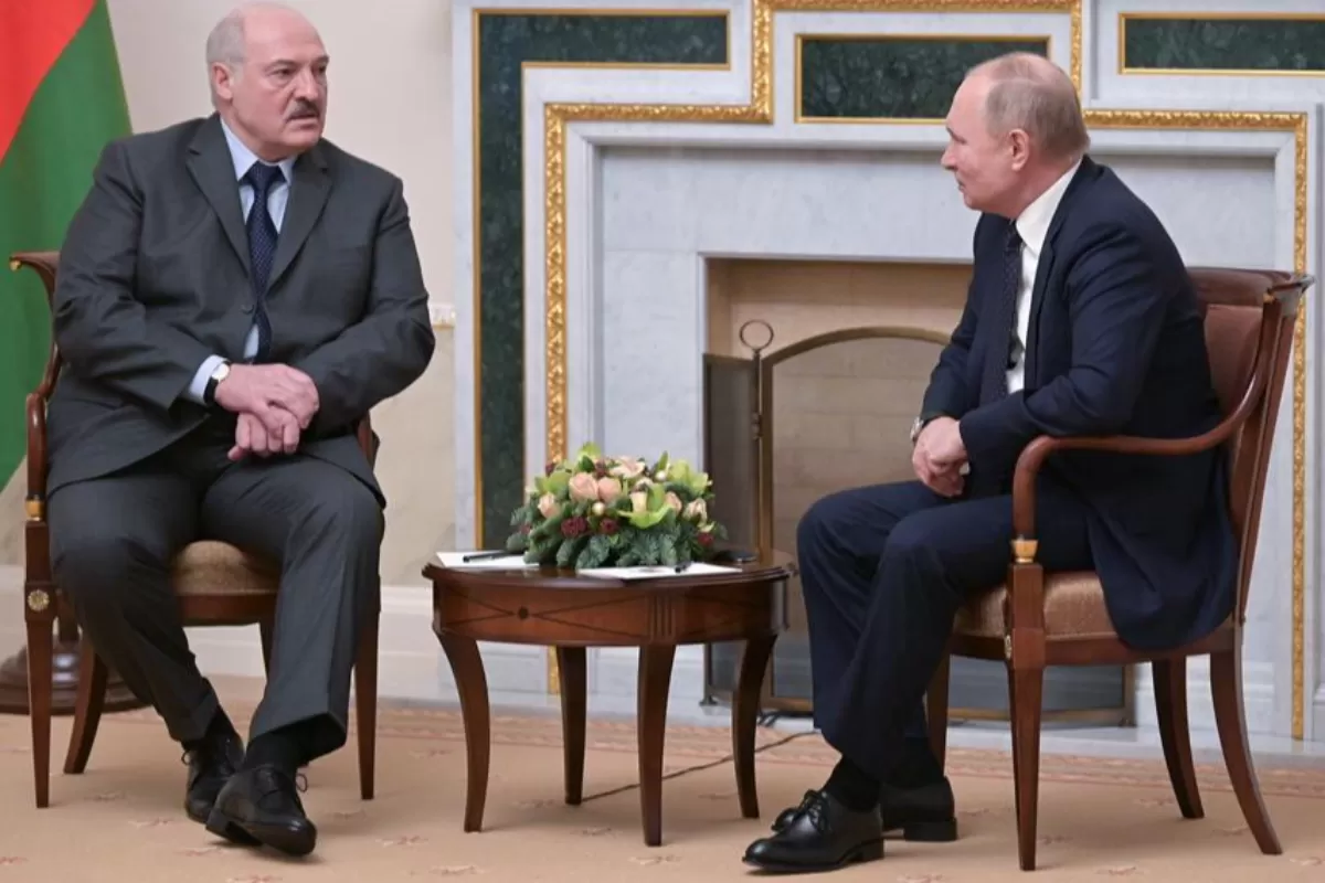 Președintele autoritar belarus, Aleksandr Lukașenko, pretinde că omologul și protectorul său, Vladimir Putin, i-ar fi promis gradul de colonel în armata rusă