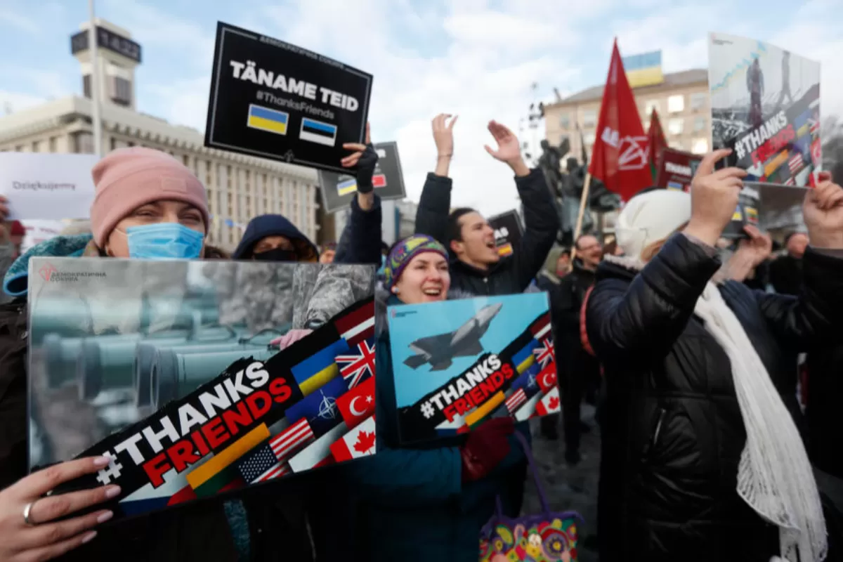 Criza din Ucraina: Peste 1000 de tone de armament și echipamente militare, furnizate Kievului în ultimele săptămâni