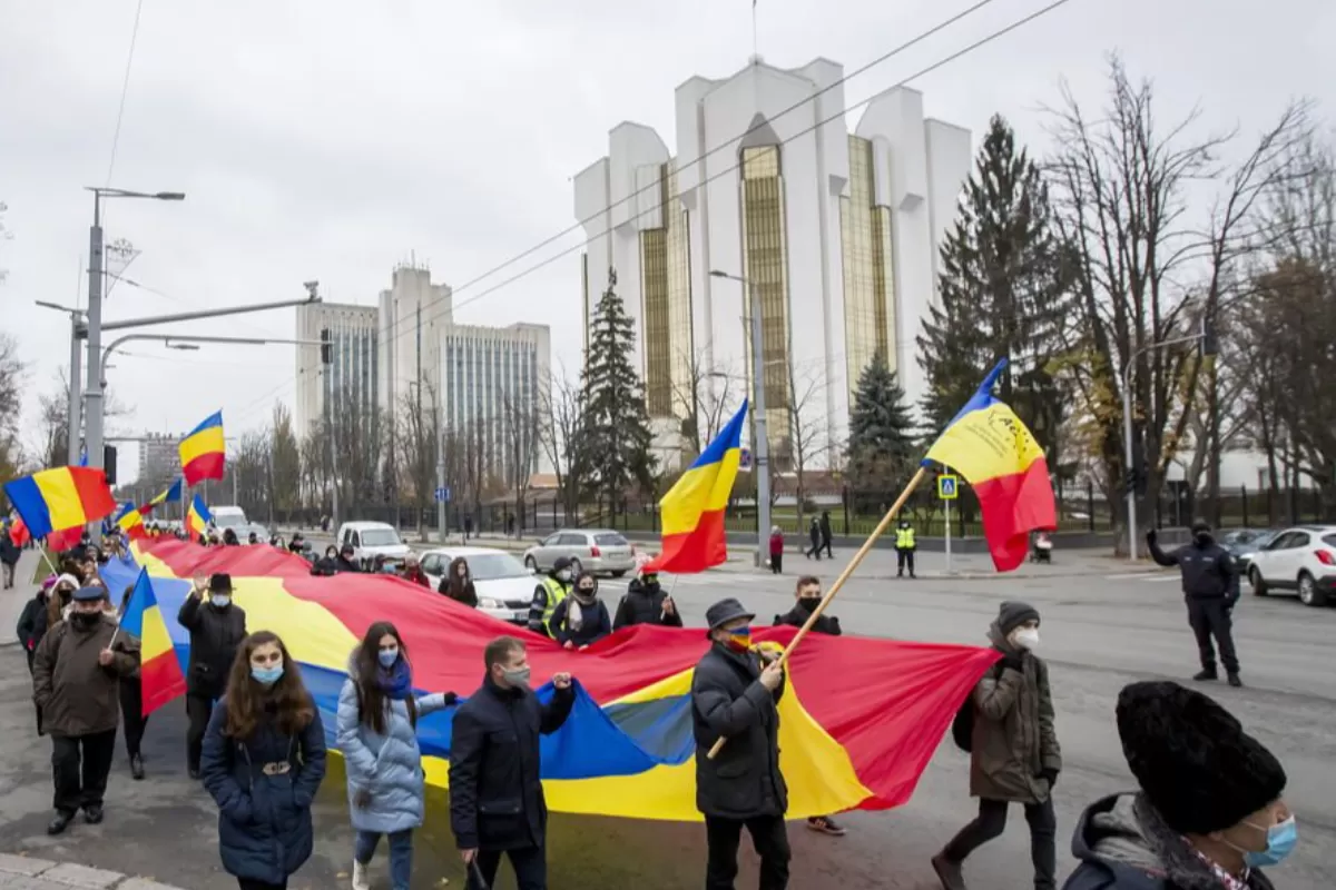 Un nou sondaj de opinie confirmă că numărul adepților unirii Republicii Moldova cu România este în creștere