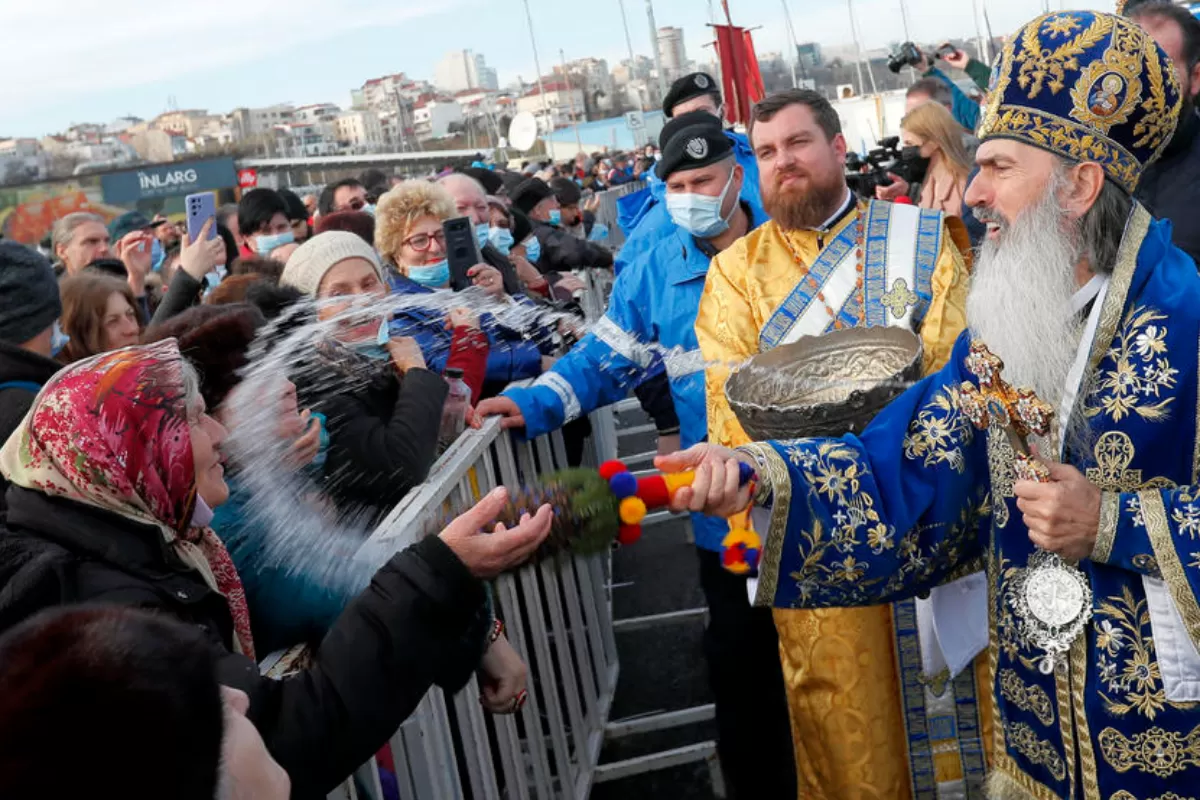 DEZINFORMARE: Putin este un bun creștin, victimă a discursului rusofob și n-are vreo legătură cu comunismul, impus Rusiei de Occident