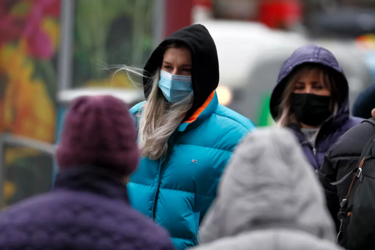 România: ordonanţa de urgenţă care prevedea că e obligatorie purtarea măştii de protecţie în spaţiile publice exterioare este neconstituţională