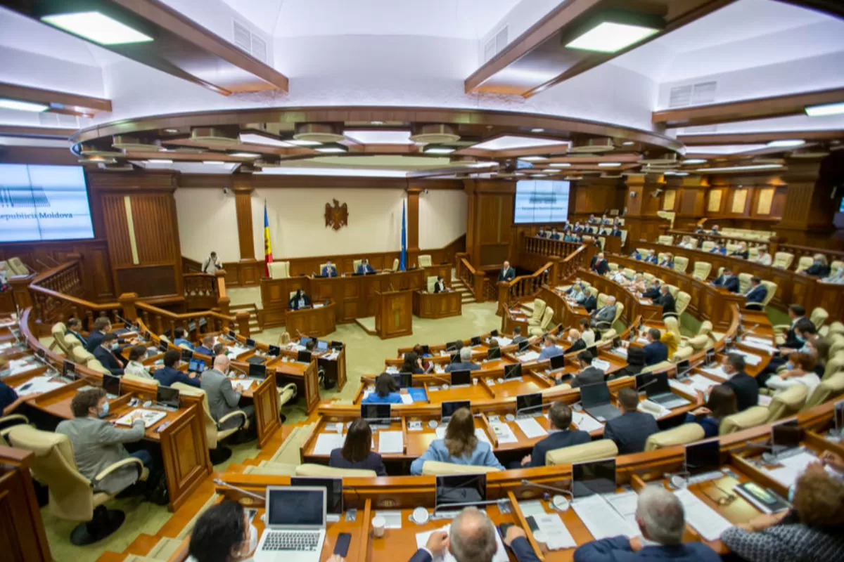 RĂZBOI ÎN UCRAINA: Parlamentul Republicii Moldova a votat introducerea stării de urgenţă