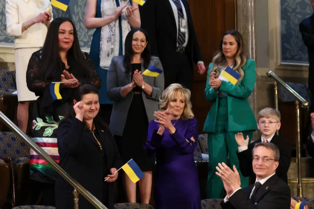 RĂZBOI ÎN UCRAINA: Oficiali americani arborează culorile drapelului ucrainean