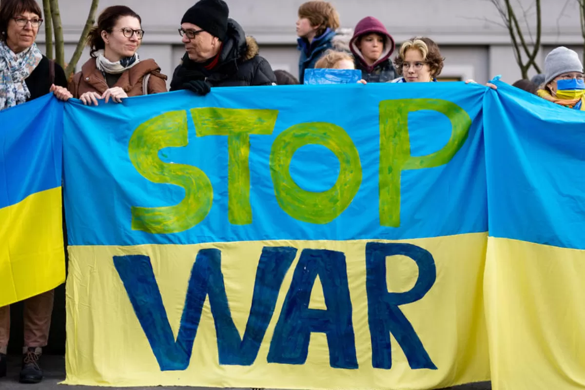 RĂZBOI ÎN UCRAINA: În Europa, zeci de mii de oameni participă la manifestaţii în sprijinul Ucrainei şi scandează împotriva lui Putin