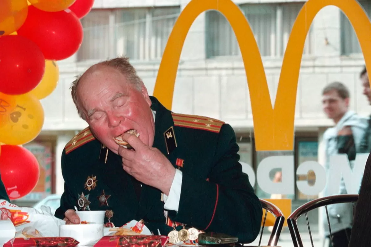 RĂZBOI ÎN UCRAINA: Celebrul lanț de restaurante fast-food McDonald's își închide, temporar, localurile din Rusia