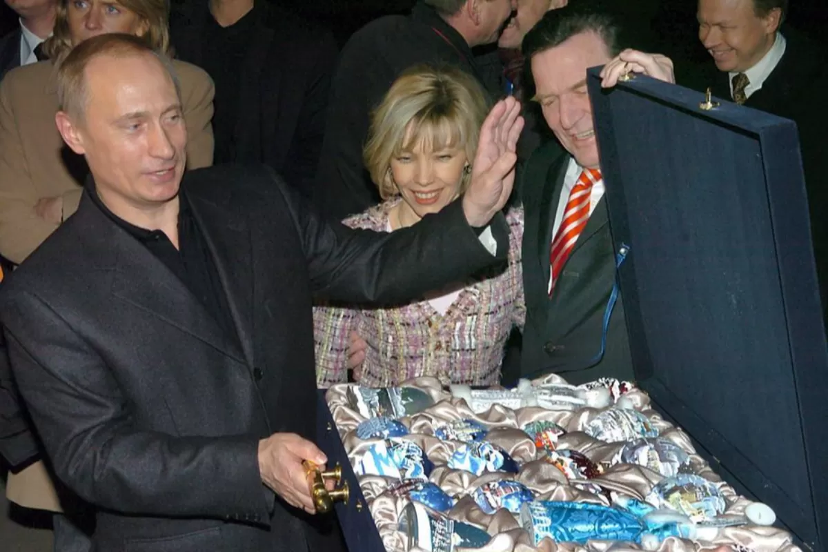 RĂZBOI ÎN UCRAINA: Fostul cancelar german Gerhard Schröder, un promotor al afacerilor cu rușii, e acuzat de crime contra umanității