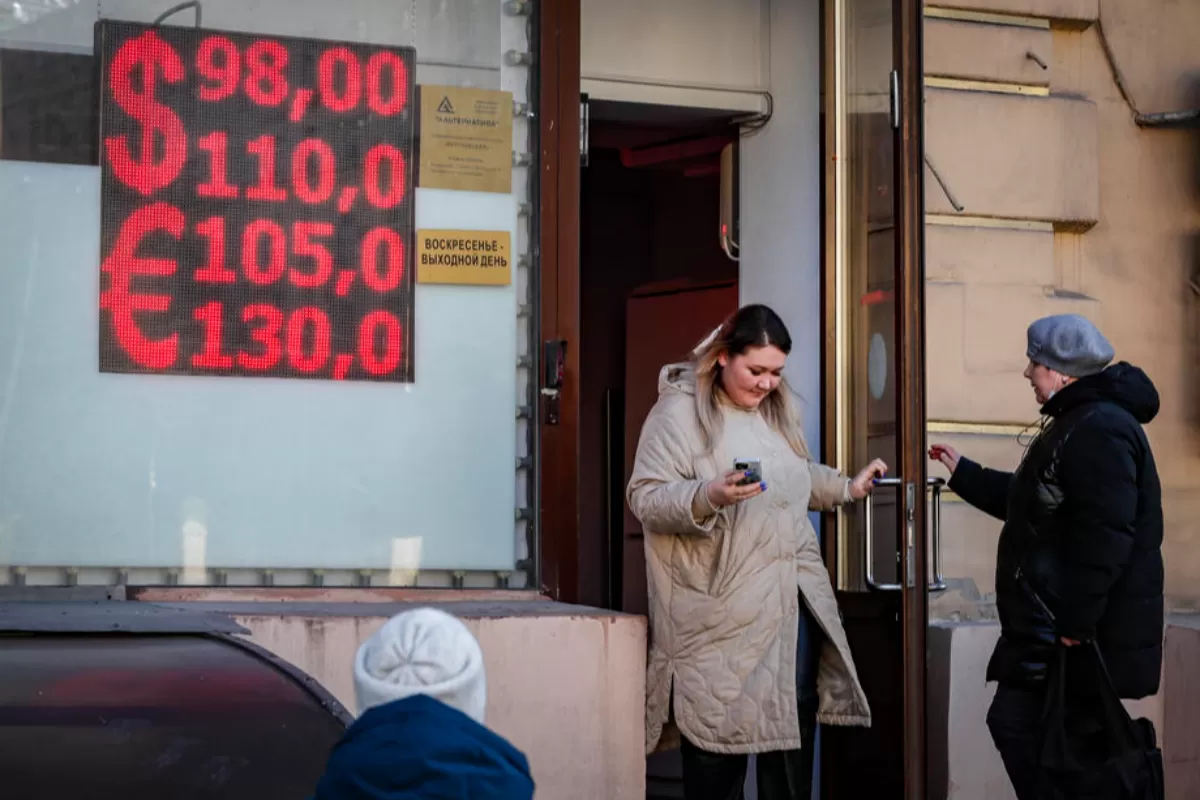 RĂZBOI ÎN UCRAINA: Rușii nu mai pot cumpăra valută timp de jumătate de an