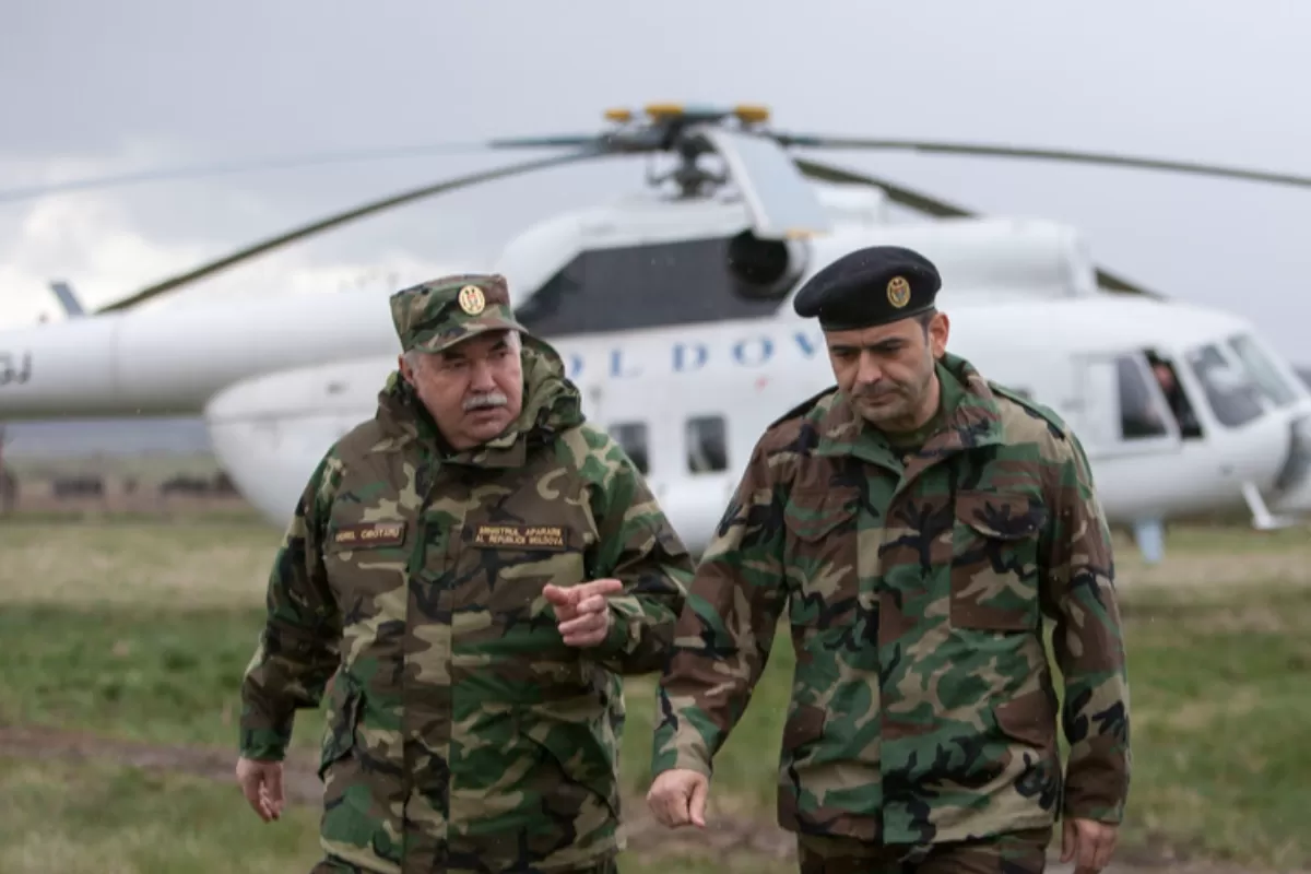 Prim-ministrul Moldovei, Chiril Gaburici, și ministrul apărării Viorel Cibotaru, în timpul exercițiului militar „Scut nordic -2015” la poligonul Bălți, la 140 de kilometri nord-est de Chișinău, Moldova, 21 aprilie 2015.
