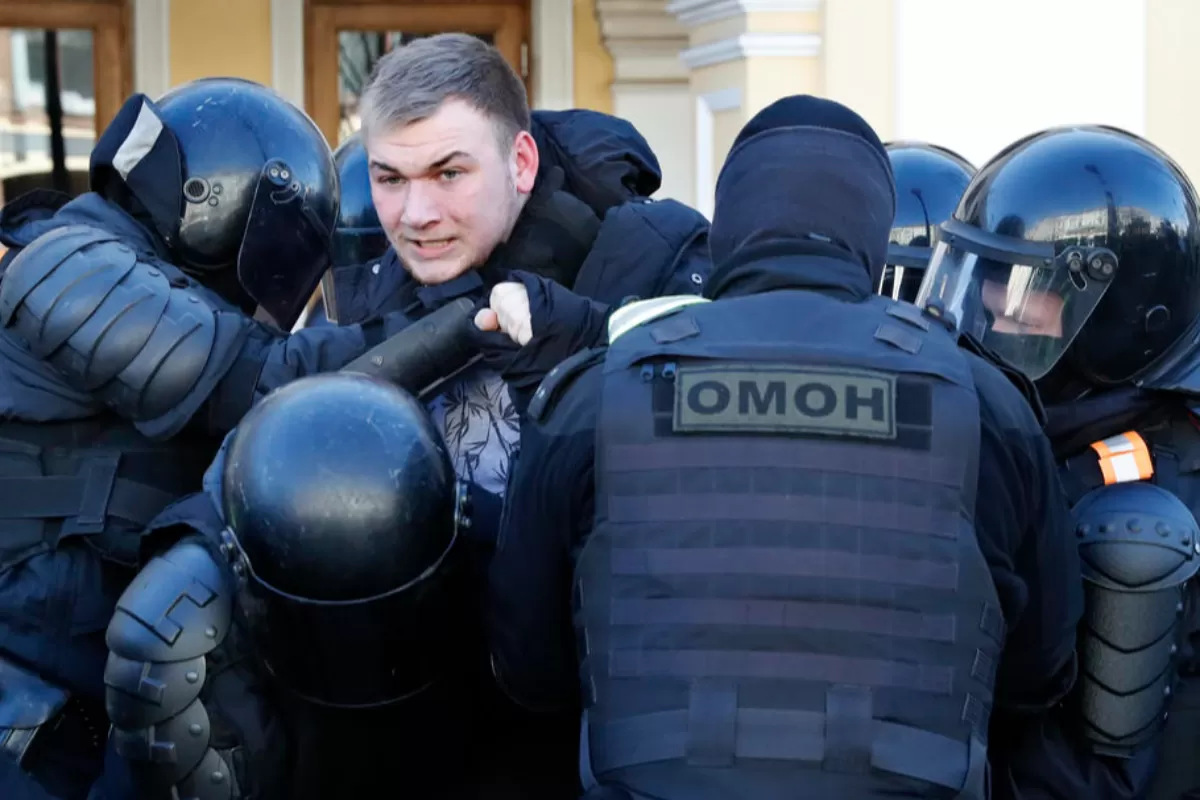 RĂZBOI ÎN UCRAINA: Poliția rusă continuă să aresteze manifestanți pentru pace