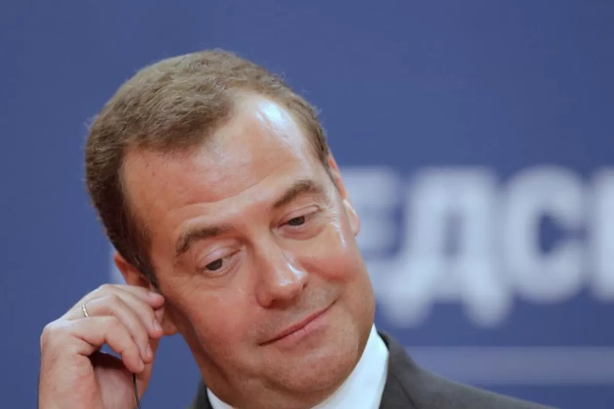 RĂZBOI ÎN UCRAINA: Fostul președinte Dmitri Medvedev susţine că sancțiunile occidentale nu vor face decât să consolideze coeziunea societăţii ruse