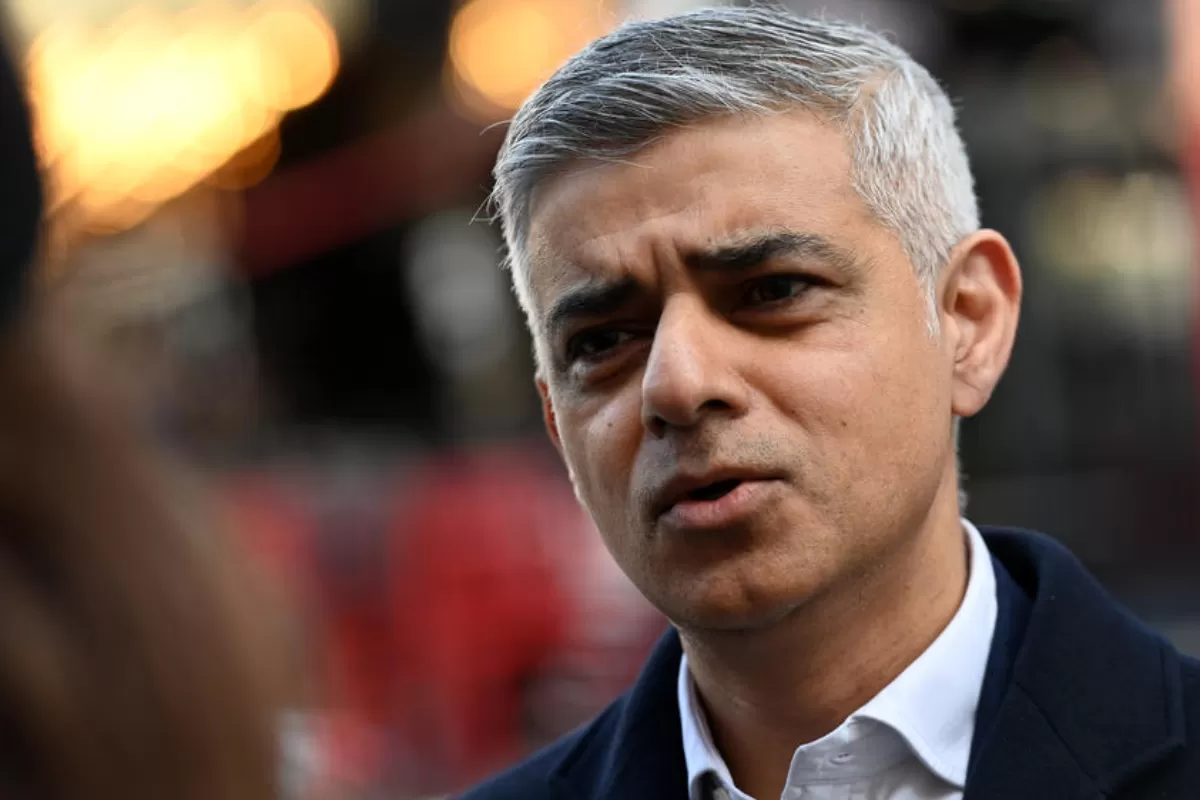 RĂZBOI ÎN UCRAINA: Mii de oameni au ieșit pe străzile Londrei, în semn de susținere pentru ucrainenii greu încercați de război