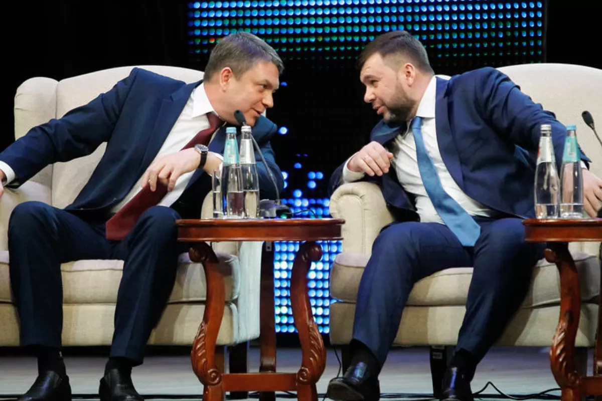 Șefii autoproclamatelor Republici Populare Lugansk (LPR) Leonid Pasechnick și Republici Populare Donețk (DPR) Denis Pushilin vorbesc între ei în timpul „Forumul Donbass Rus” din orașul Donețk, controlat de militanții pro-ruși, Ucraina, 28 ianuarie 2021.