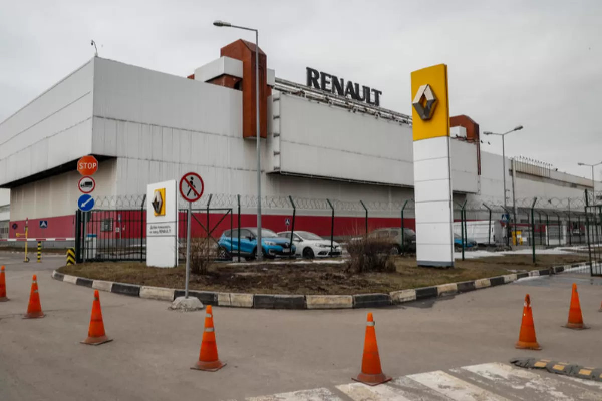 RĂZBOI ÎN UCRAINA: Vânzările de mașini noi s-au prăbușit în Rusia