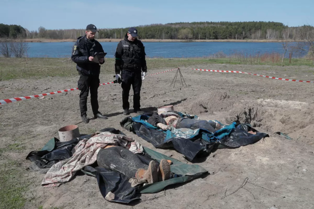 Scrie despre legătura între sistemul educațional și crimele de război, dar și cum părinții ruși au ajuns să își denunțe copiii pentru lipsă de patriotism