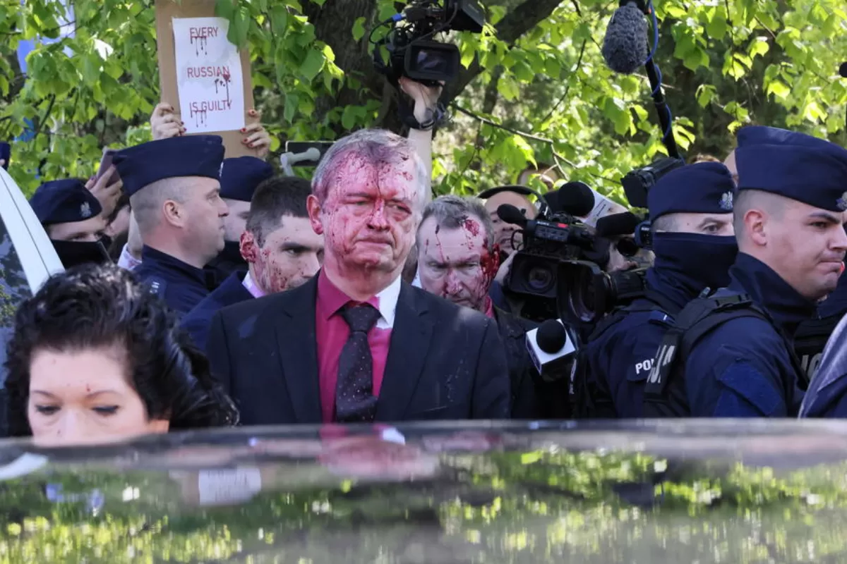 RĂZBOI ÎN UCRAINA: Ambasadorul Rusiei în Polonia, mânjit cu o substanţă roşie de manifestanţi pro-ucraineni