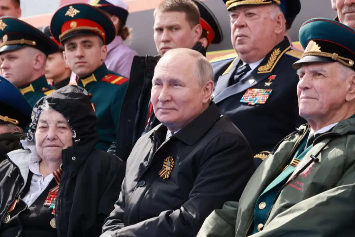 Președintele rus Vladimir Putin participă la parada militară de Ziua Victoriei din Piața Roșie din Moscova, Rusia, 09 mai 2022.