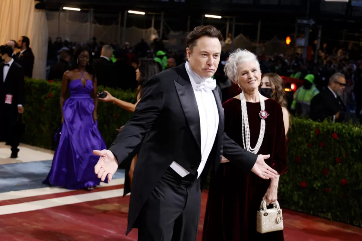 Elon Musk și Maye Musk pe covorul roșu pentru Gala Met 2022, eveniment annual în beneficiul Institutului Costumului din cadrul Muzeului Metropolitan de Artă, din New York, New York, SUA, 02 mai 2022.