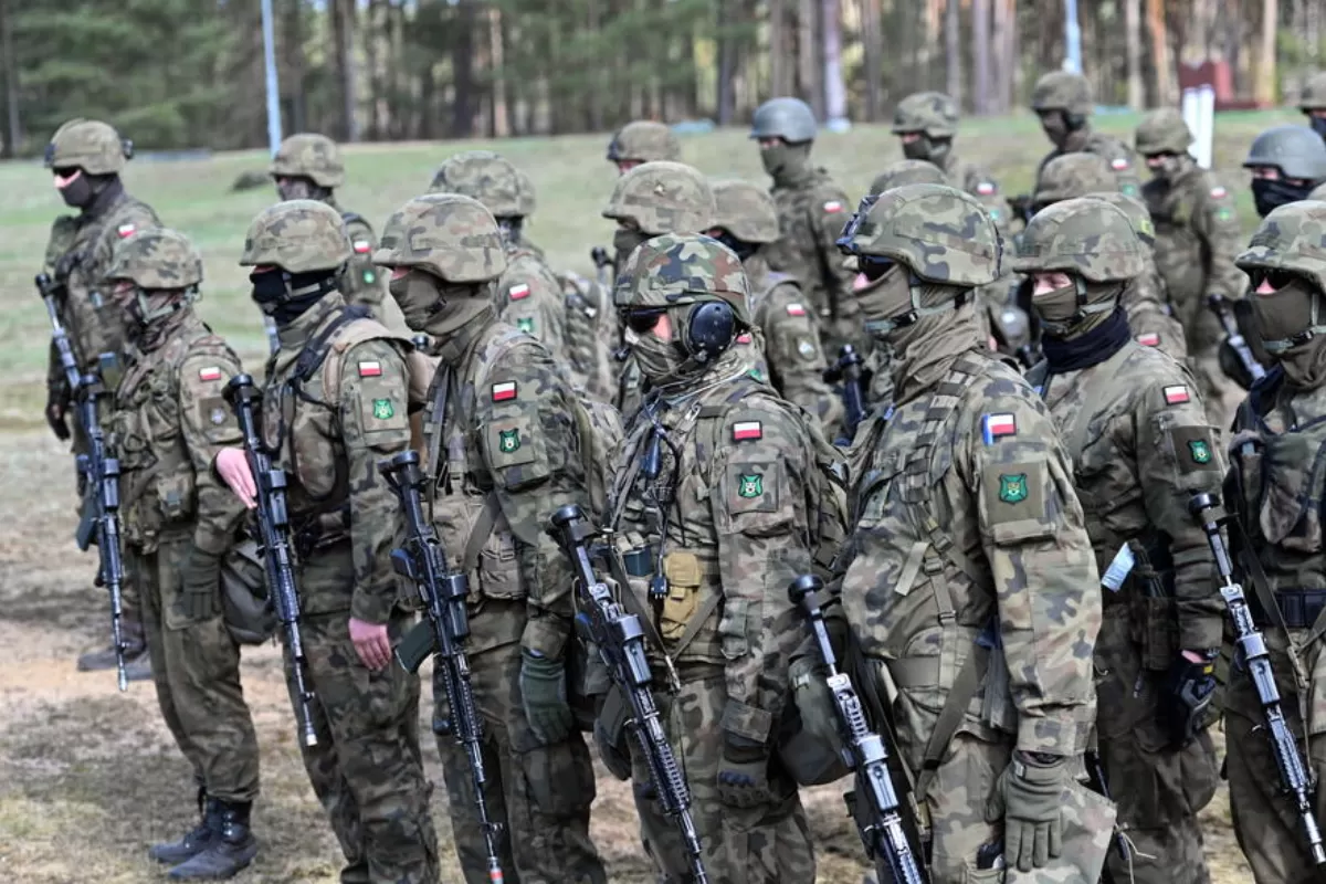 PROPAGANDĂ DE RĂZBOI: Kievul a permis  intrarea în țară a 10 mii de militari din Polonia și Lituania