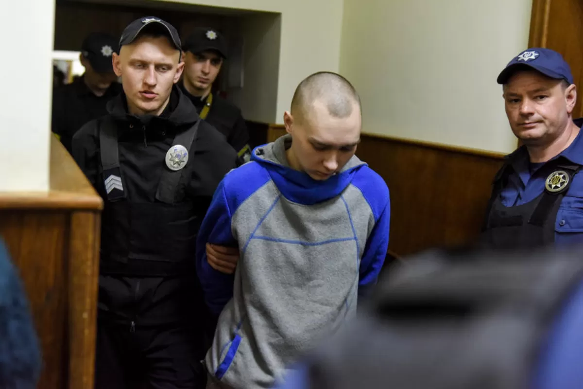 RĂZBOI ÎN UCRAINA: Primul rus judecat pentru crime de război își cere iertare