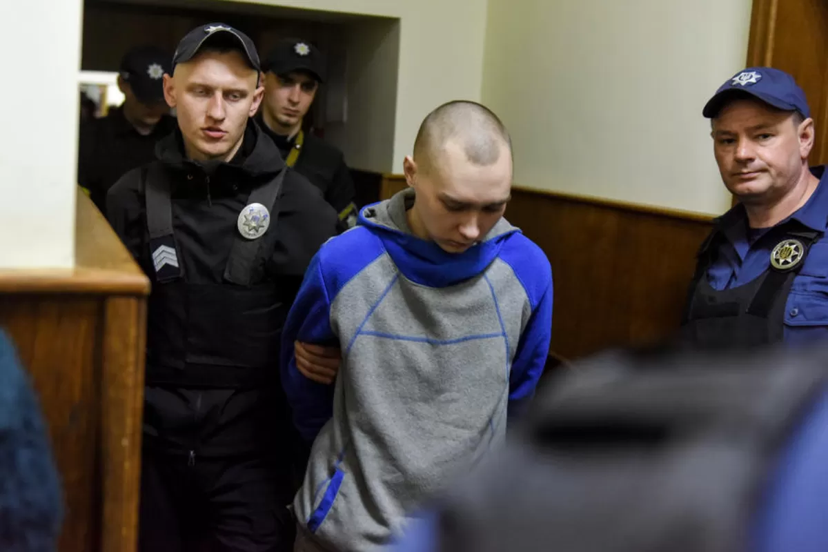 Militarul rus Vadim Shishimarin participă la o ședință de judecată la tribunalul districtual Solomyansky din Kiev, Ucraina, 18 mai 2022.