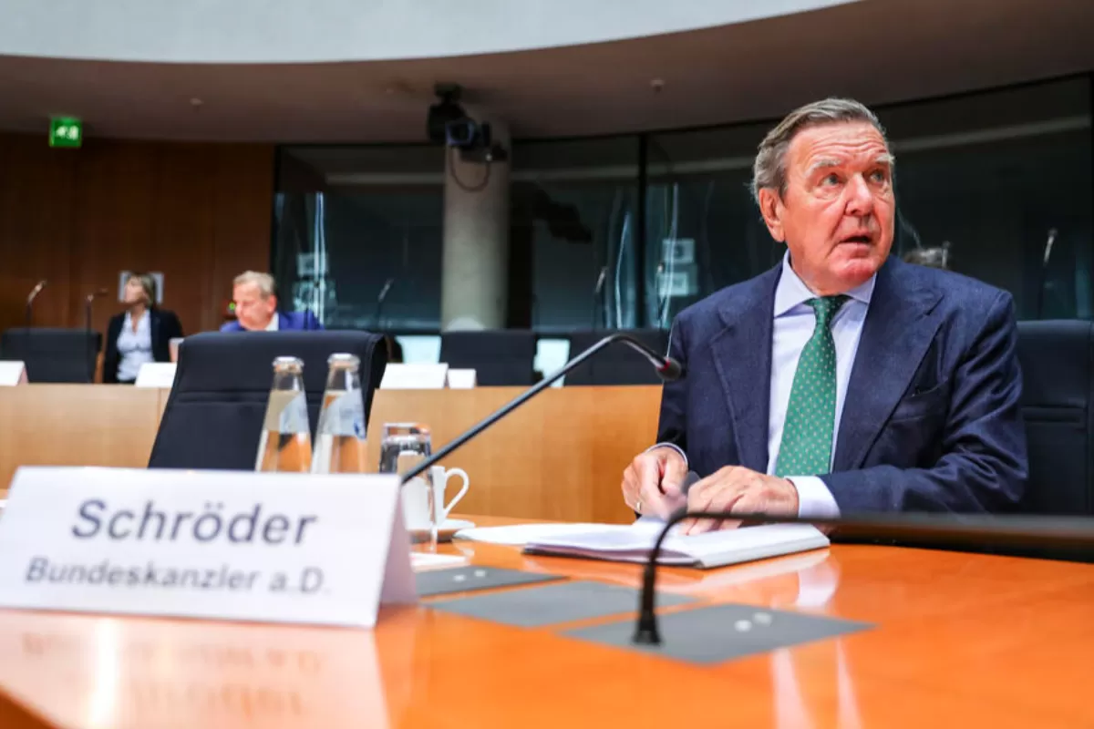 Fostul cancelar german Gerhard Schroeder, înainte de o audiere privind gazoductul „Nord Stream 2” din Marea Baltică la Bundestag din Berlin, Germania, 01 iulie 2020.