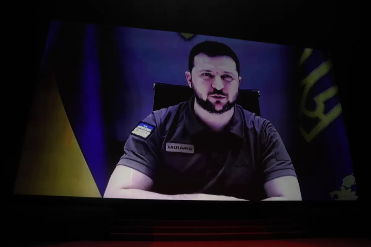 RĂZBOI ÎN UCRAINA: Războiul se poate încheia doar prin mijloace diplomatice – declară președintele Volodimir Zelenski