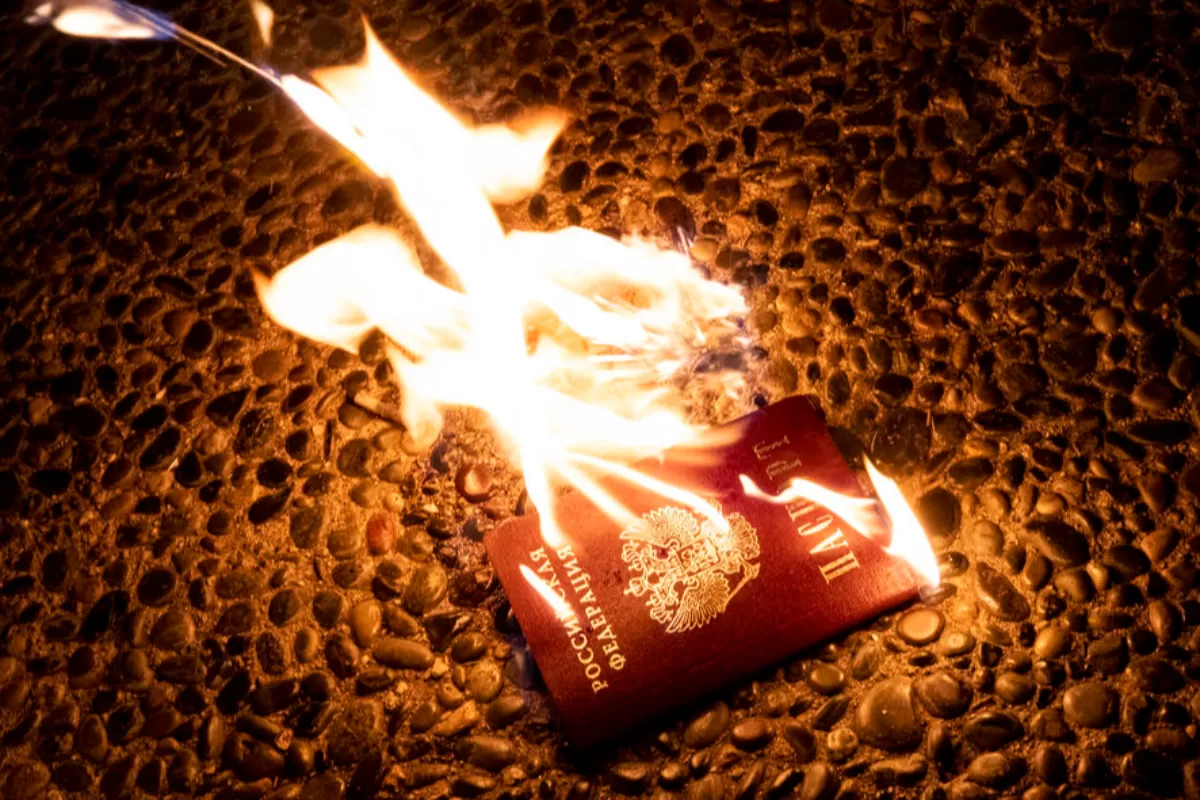 RĂZBOI ÎN UCRAINA: Moscova le acordă pașapoarte rusești ucrainenilor din teritoriile ocupate