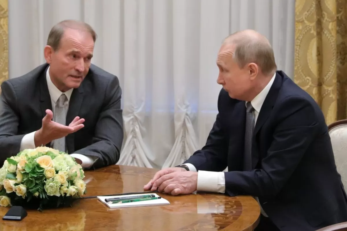 Președintele rus Vladimir Putin vorbește cu Viktor Medvedchuk, președintele Platformei de opoziție ucraineană în timpul întâlnirii lor de la Palatul Tauride din Sankt Petersburg, Rusia, 18 iulie 2019.