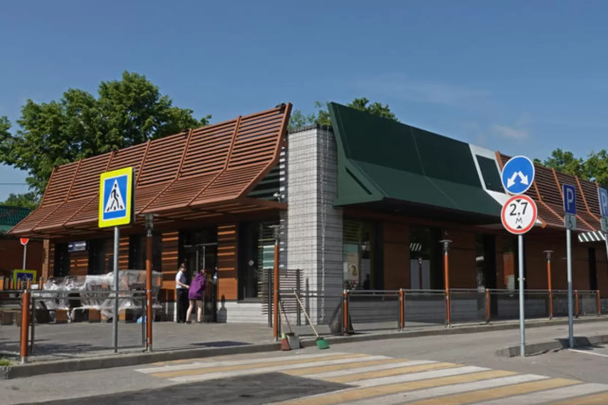 Urmașul rus al lanțului american McDonald's deschide duminică primele restaurante sub o nouă siglă și cu aceleași produse dar rebotezate