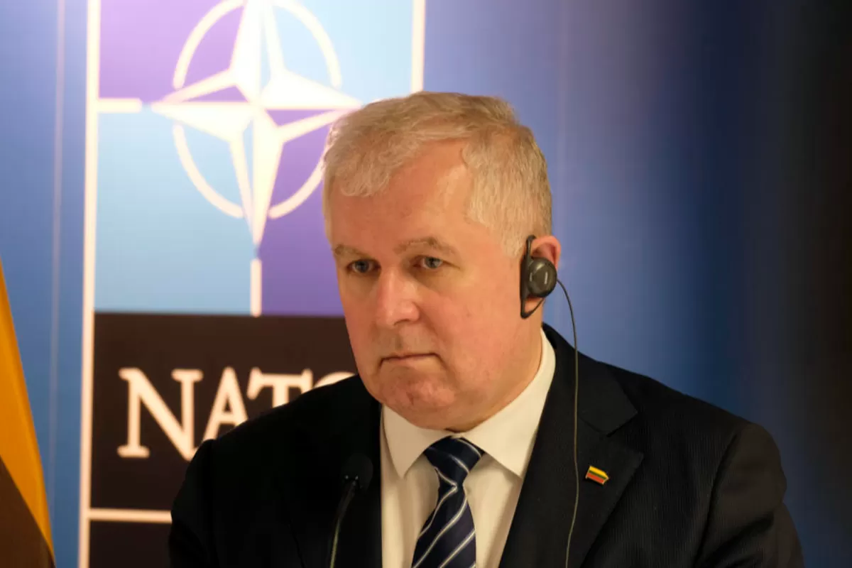 Ministrul lituanian al Apărării, Arvydas Anusauskas, participă la o conferință de presă la baza militară Rukla, Lituania, 22 februarie 2022.