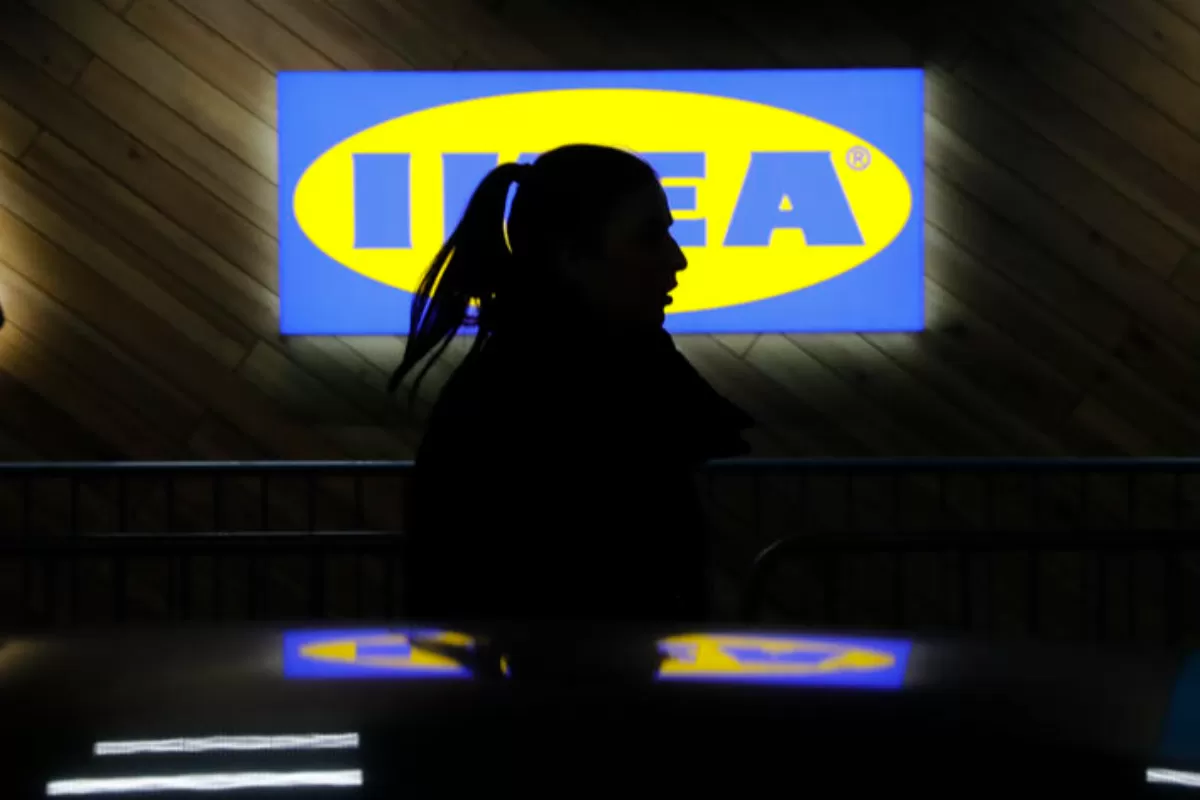 IKEA își vinde fabricile și reduce personalul din Rusia