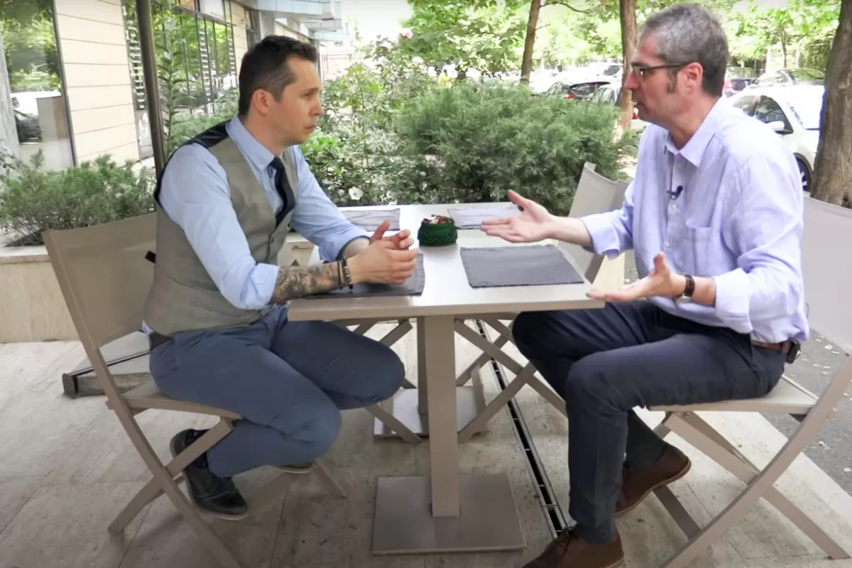 Breaking fake news: Românii, pandemia şi antenele 5G