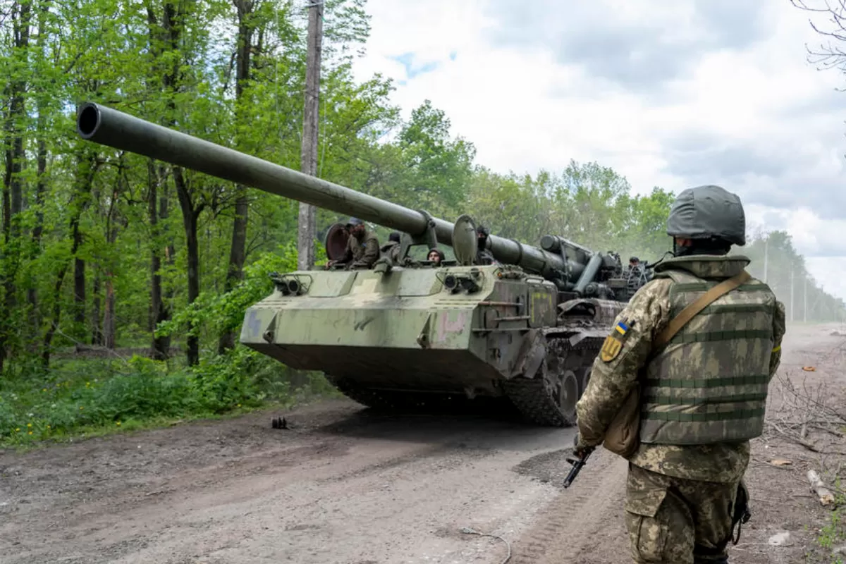 PROPAGANDĂ DE RĂZBOI: Armata ucraineană masacrează rusofonii în timpul retragerii din Donbass