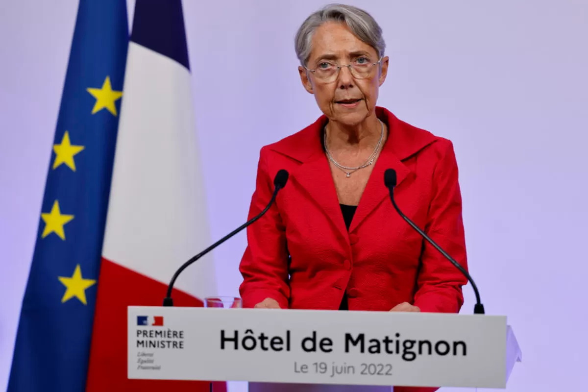 Franța: șefa guvernului vrea să plece, președintele o refuză