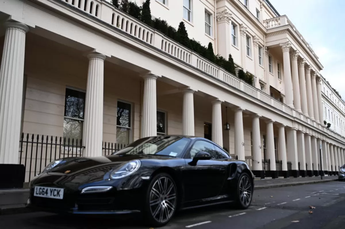 Guvernul britanic respinge criticile parlamentare care acuză eșecul executivului de a opri afluxul de „bani murdari rusești”