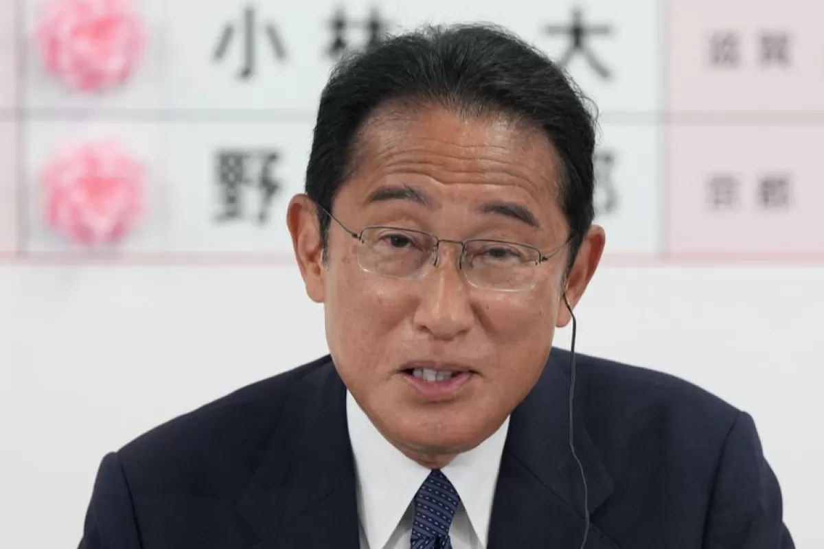 Prim-ministrul Japoniei și președintele Partidului Liberal Democrat (LDP), Fumio Kishida, vorbește după ce a plasat un trandafir roșu de hârtie pe numele unui candidat PLD, pentru a indica o victorie la alegerile pentru camera superioară, la sediul partidului din Tokyo, Japonia, 10 iulie 2022.