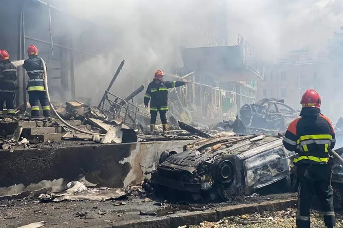 RĂZBOI ÎN UCRAINA: Președintele Volodimir Zelenski condamnă un atac terorist din partea Rusiei, după bombardarea unui oraș din centul țării