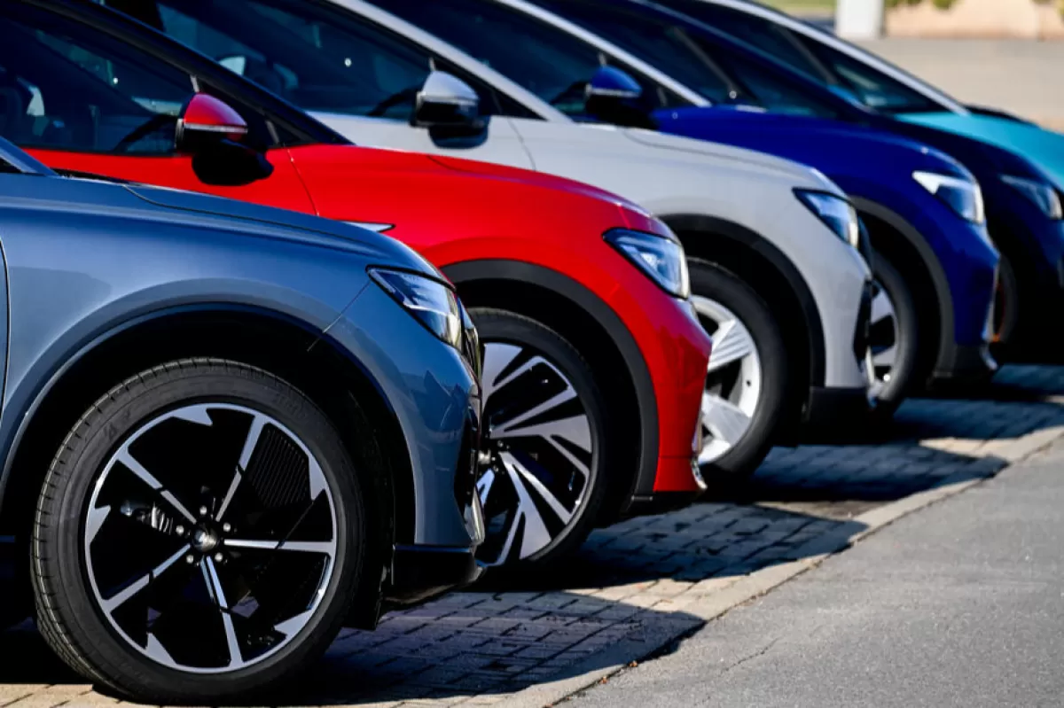 Vânzările de mașini noi  în Europa au scăzut la cel mai mic nivel din aproape trei decenii