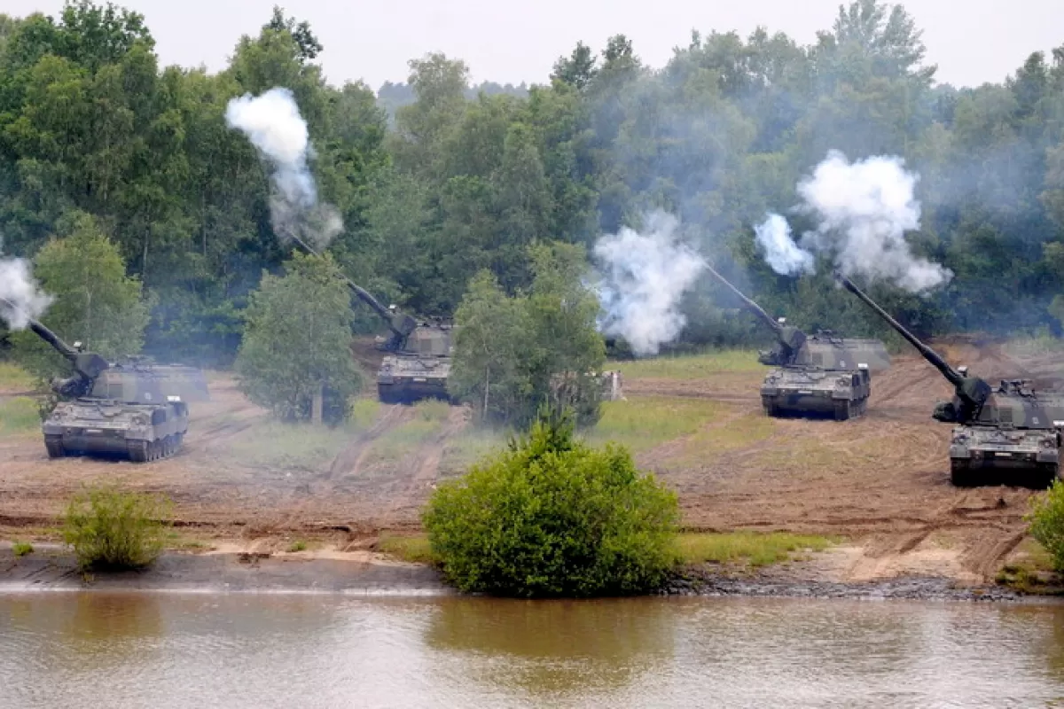 RĂZBOI ÎN UCRAINA: Kievul cumpără 100 de tunuri performante din Germania