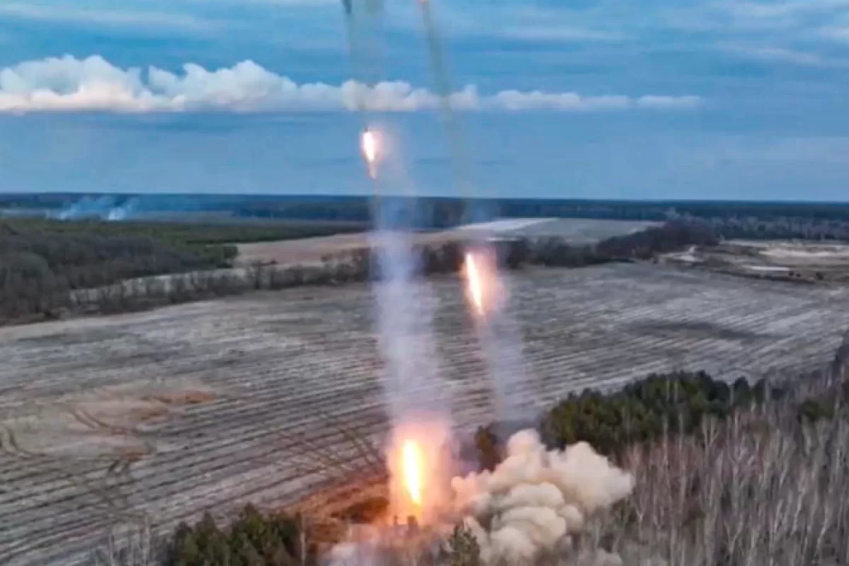 RĂZBOI ÎN UCRAINA: Rusia a lansat atacuri extinse cu rachete în Ucraina, de Ziua Statului ucrainean, sărbătorită în premieră