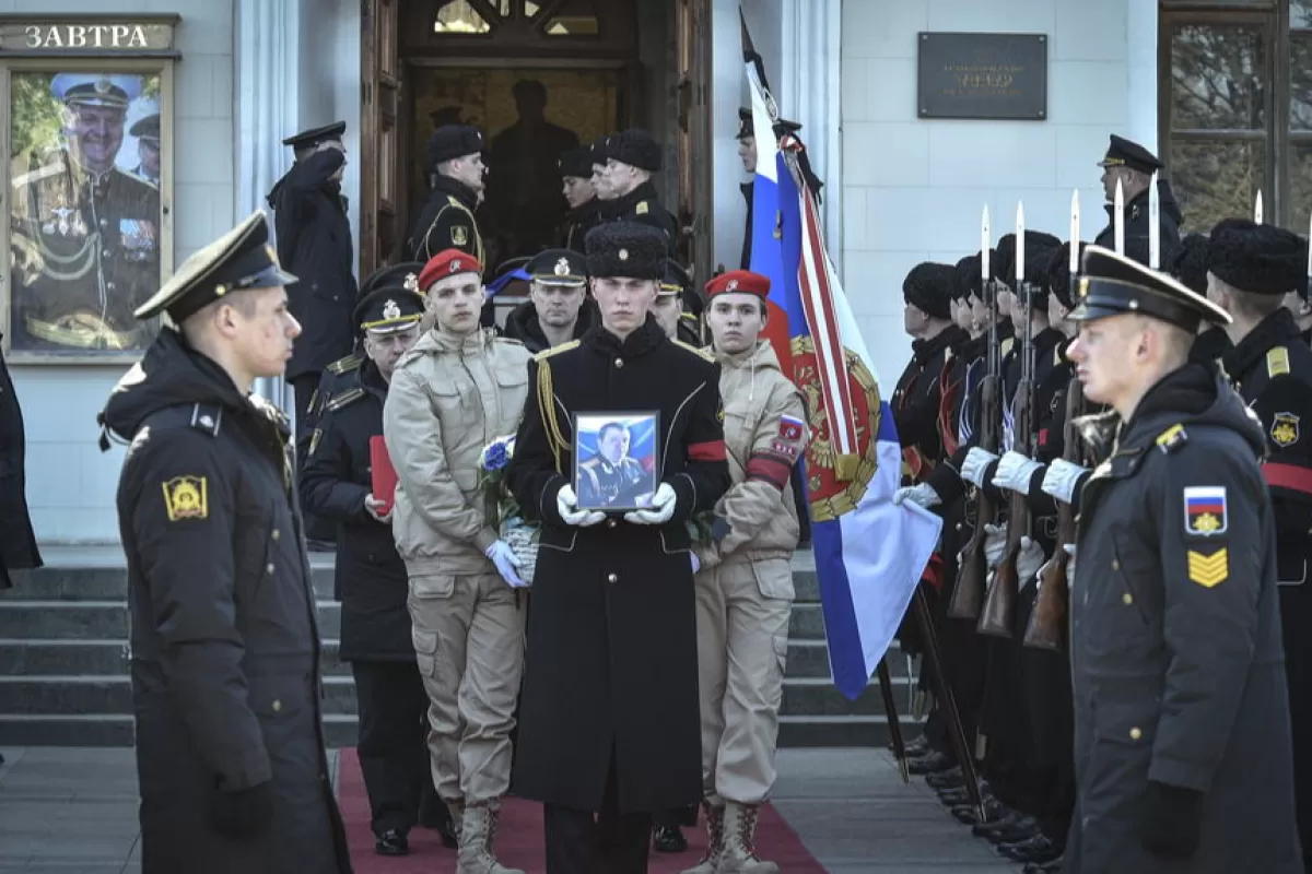 Marinarii ruși poartă un sicriu și o fotografie a comandantului adjunct al Flotei Mării Negre, căpitanul gradul I Andrei Paly, care a fost ucis în recentele bătălii de la Mariupol, în timpul unei ceremonii de adio, la Sevastopol, Crimeea , 23 martie 2022.